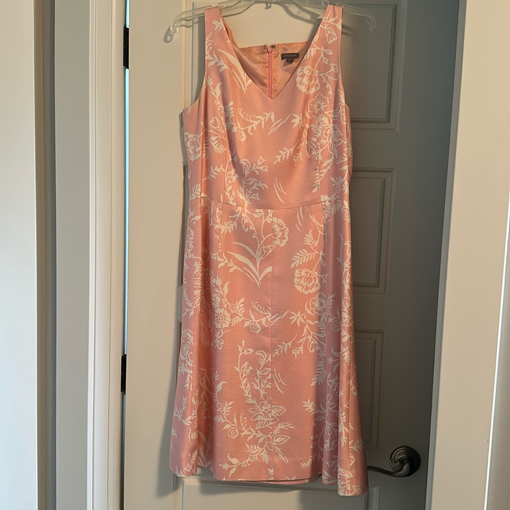 Beautiful Ann Taylor sleeveless soft pink/cream dress.